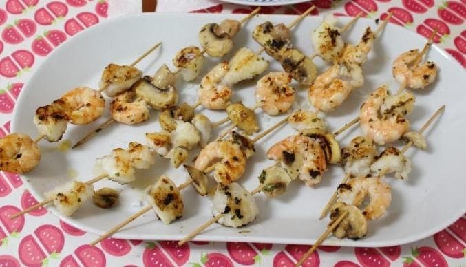 Brochetas de champiñones y rape