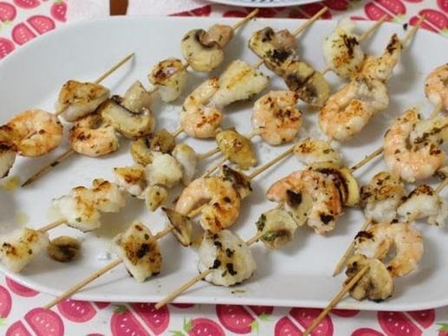 Brochetas de champiñones y rape