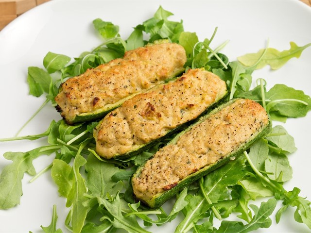 Calabacín relleno de atún