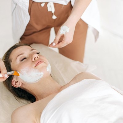 ¡Consigue una sesión de estética facial gratis!