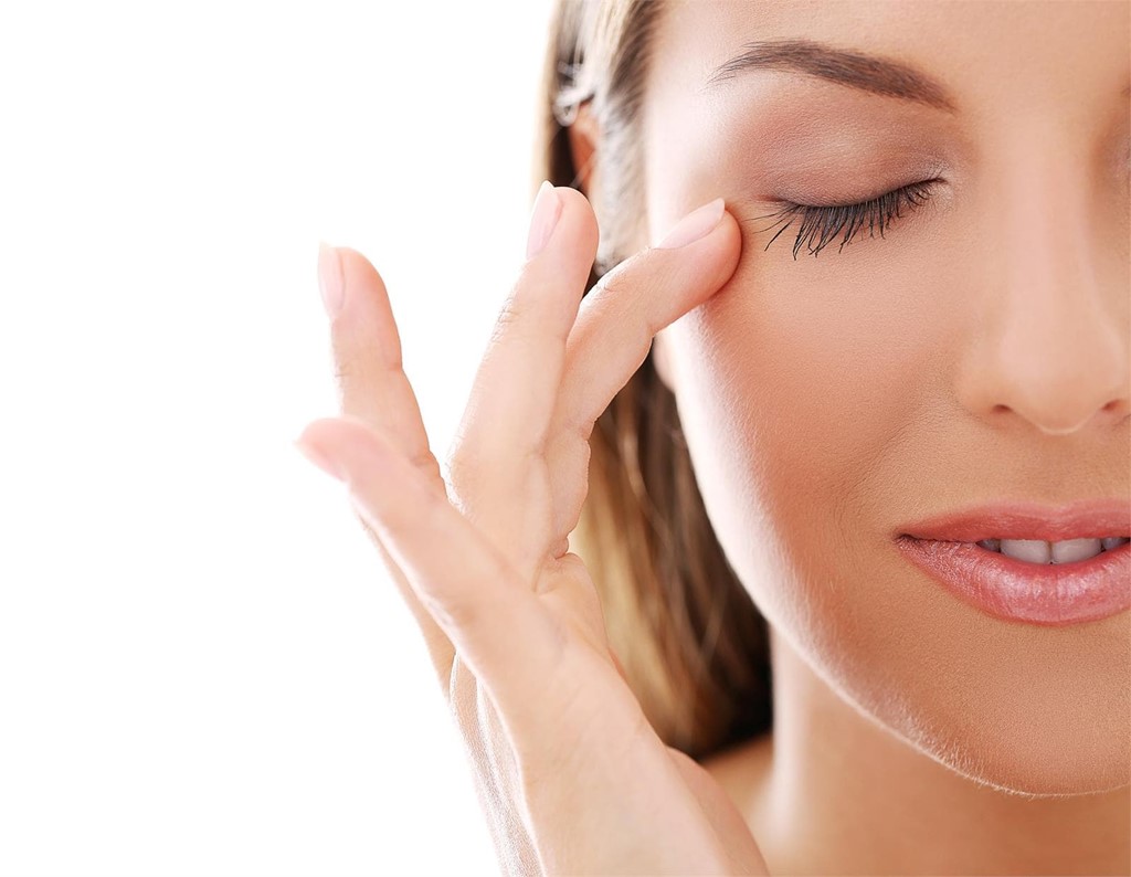 Elimina las bolsas de los ojos gracias al lifting facial