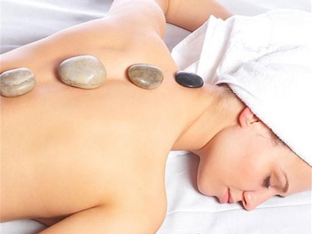 Masaje con piedras volcánicas 