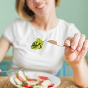 Rica ensalada de lombarda y frutas