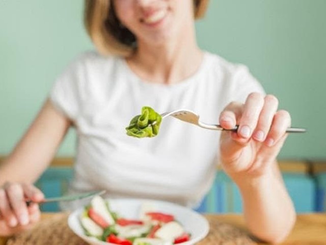 Rica ensalada de lombarda y frutas